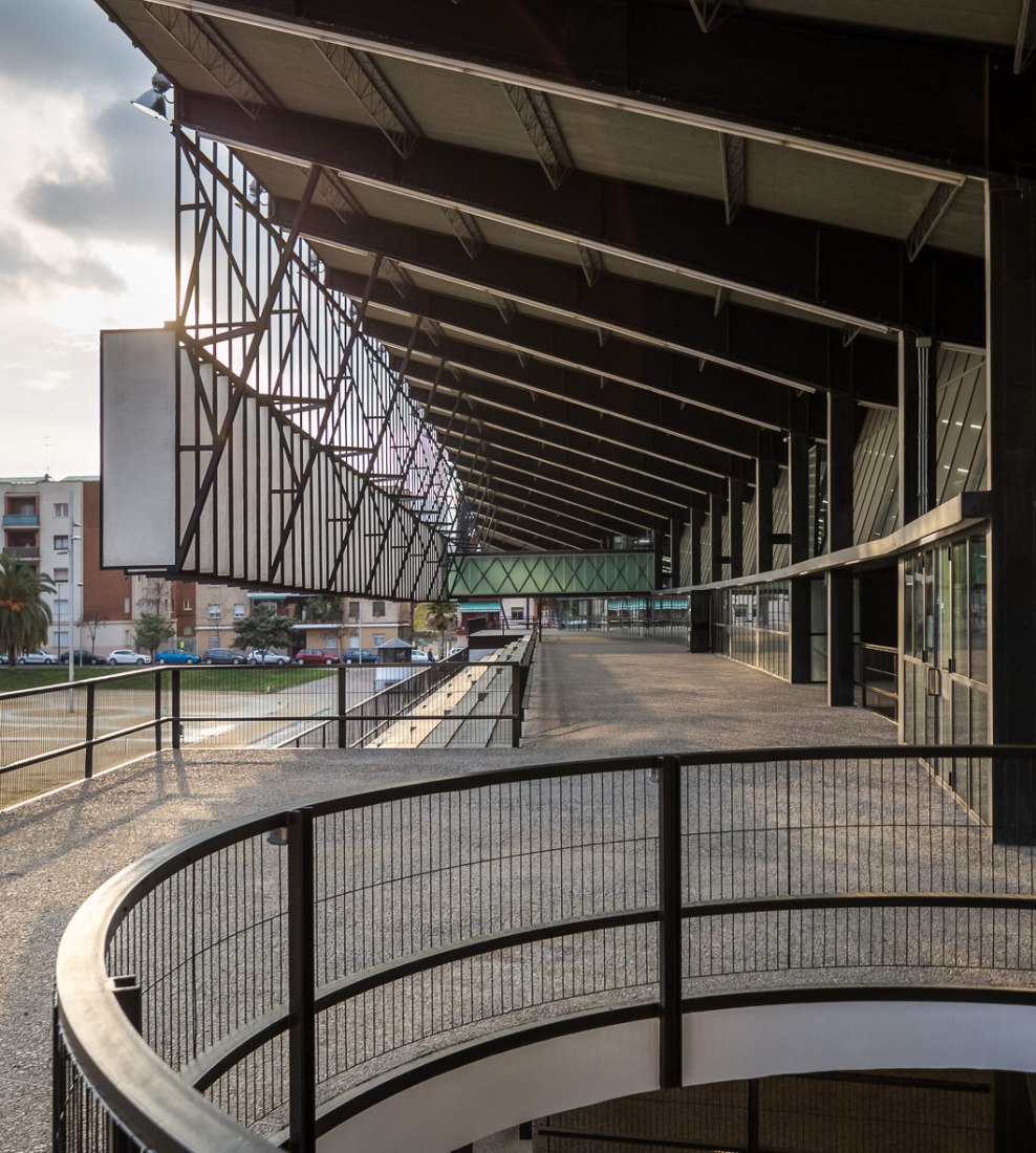 efemarq's tweet photo. Aquests #panells, que a part d'estabilitzar el conjunt de l'estructura també fan de "#brise-soleil", és a dir, de para-sol, són de #maó. Sembla estrany fer panells de maó penjats a l'aire (en el fons són #envans) però fets amb un altre material no haurien pesat prou, i calia pes. https://t.co/HRtLeRUtoa