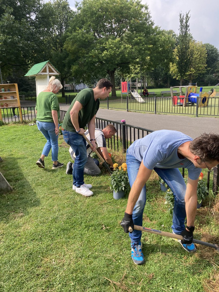 Amelandseplein. Deze zondagmiddag Buurtoven: vers gebakken brood en straks pizza. Schuif spontaan aan!!! Maar eerst hebben we met elkaar de weggemaaide bloemen vervangen!