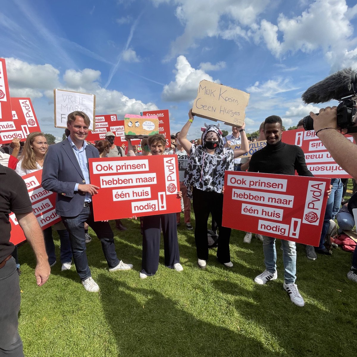 Tijd om op te staan voor verandering. Vóór concrete oplossingen om de woningnood op te lossen.

Het kan écht anders. Met de juiste keuzes kunnen we zorgen dat wonen voor iedereen weer betaalbaar wordt.

#WoonProtest
