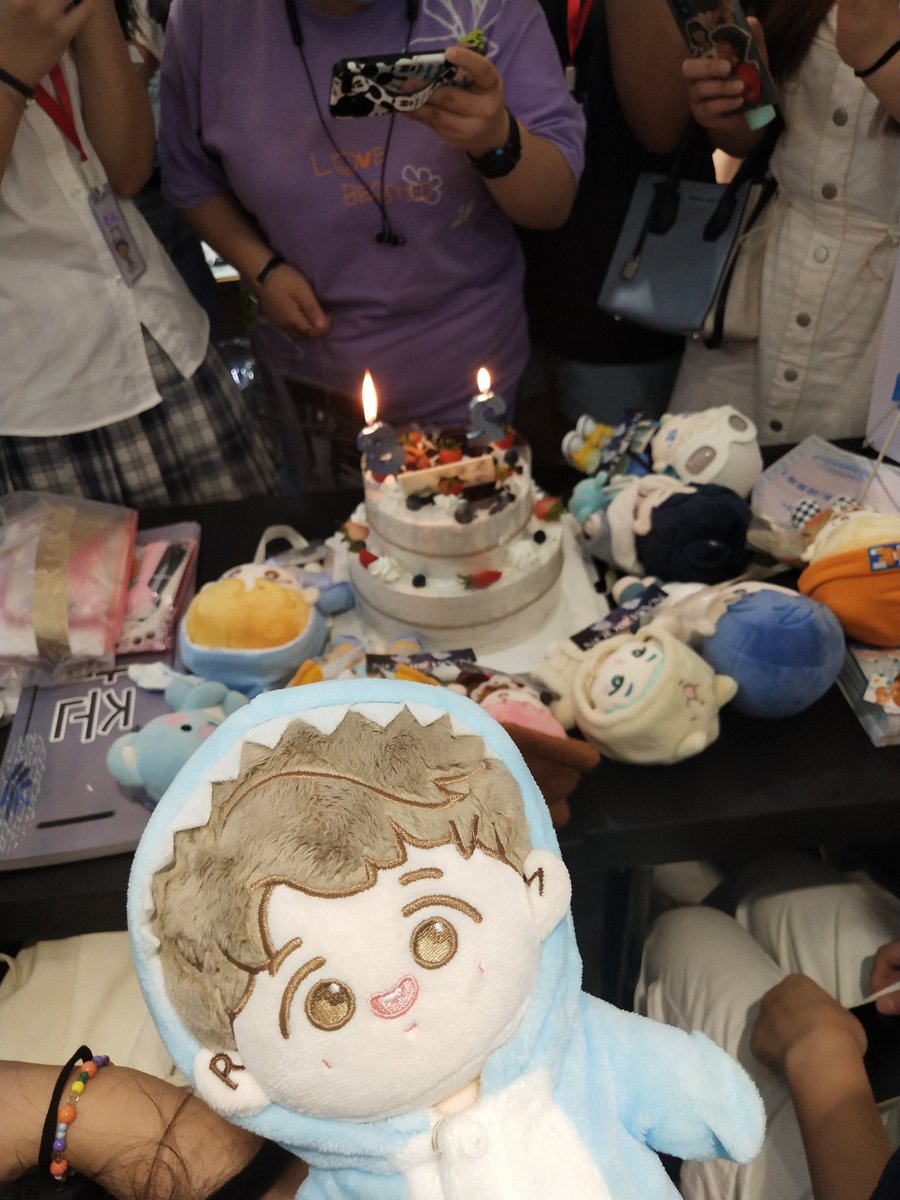 g_RMill's tweet photo. #HAPPYBIRTHDAYNAMJOON 
#OuRMoonchild 
陪你���过的第三个生日，老公28岁生日快乐
永远健康开心挣越来越多的钱吧💙 https://t.co/wBV1TFAWfu