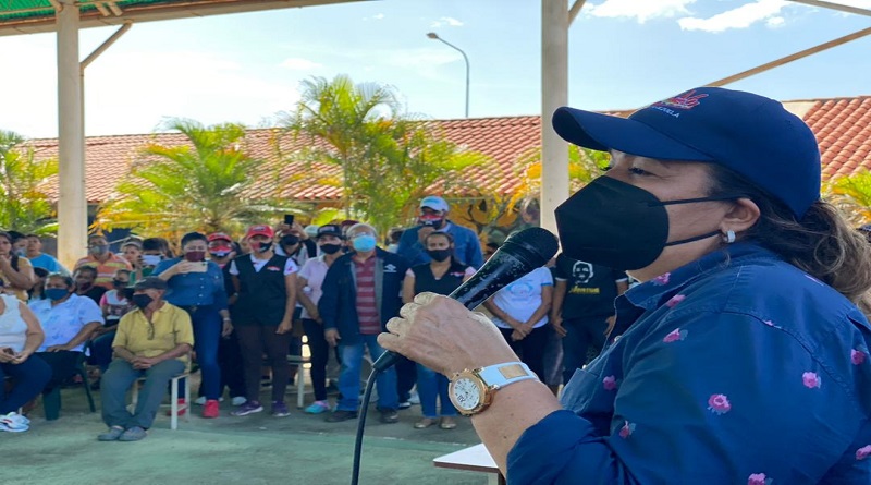 Ministra de Educación entrega dotaciones a 18 escuelas de Bolívar: Garantizado regreso seguro a clases presenciales en octubre

#VacúnateYA 

vtv.gob.ve/ministra-educa…