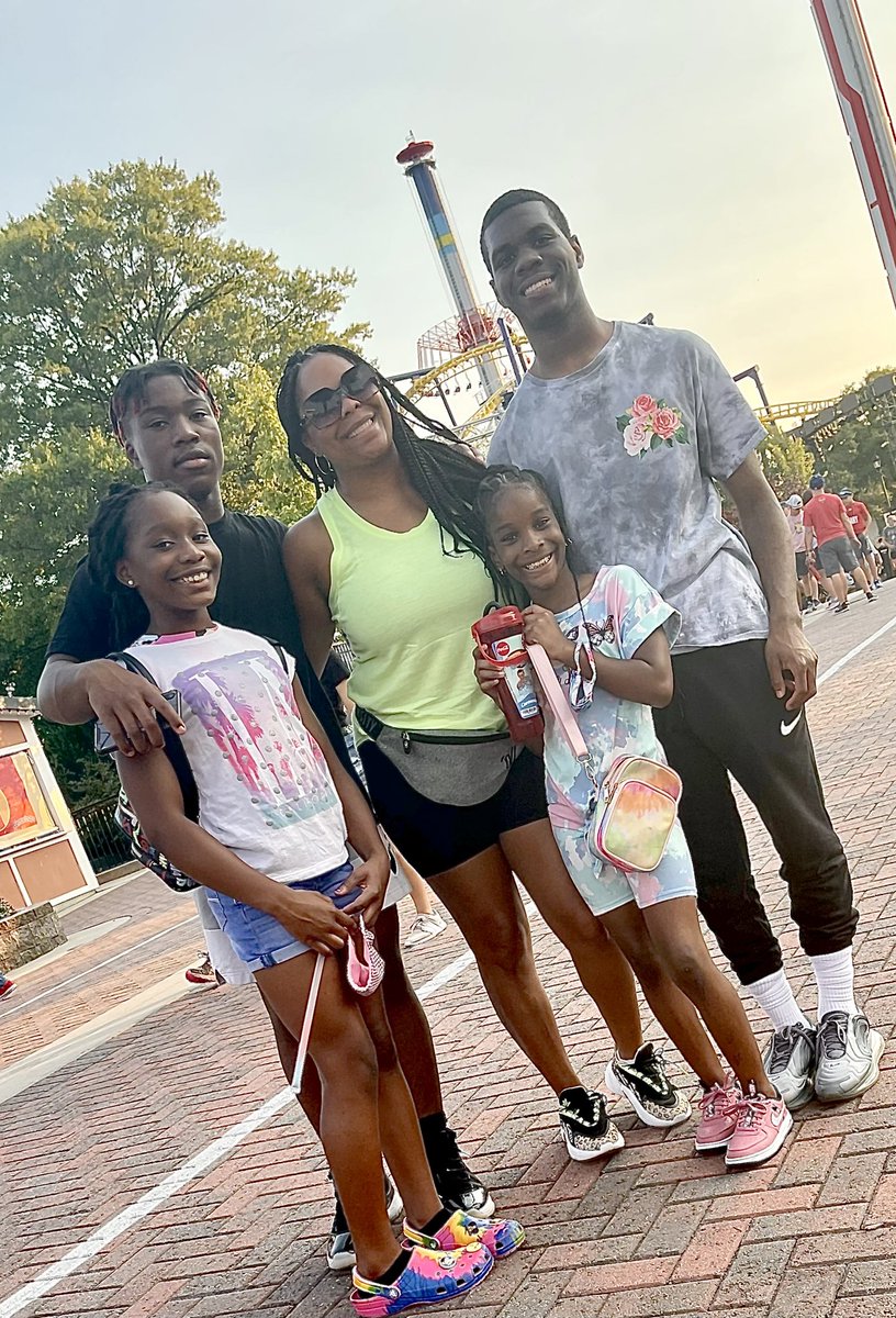 AnyeaGibson's tweet photo. Enjoyed the day with my oldest godbabies and my church babies at Carowinds! Angel Hardin thanks for being a trooper and letting me hold your hand on the last ride I will ever ride in my life. Love ya boo. Lol https://t.co/flaExciHYn