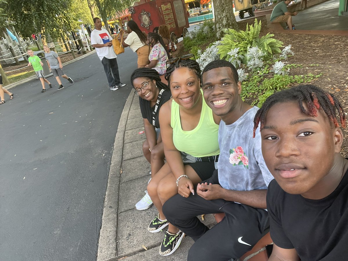 AnyeaGibson's tweet photo. Enjoyed the day with my oldest godbabies and my church babies at Carowinds! Angel Hardin thanks for being a trooper and letting me hold your hand on the last ride I will ever ride in my life. Love ya boo. Lol https://t.co/flaExciHYn