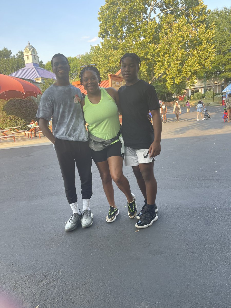 AnyeaGibson's tweet photo. Enjoyed the day with my oldest godbabies and my church babies at Carowinds! Angel Hardin thanks for being a trooper and letting me hold your hand on the last ride I will ever ride in my life. Love ya boo. Lol https://t.co/flaExciHYn