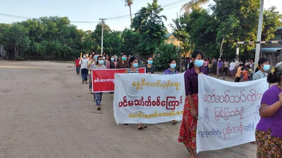 Arn_the_king's tweet photo. At #LetPaDaungTaung area from #Salingyi residents came out with massive force and protested for the eradication of the Military dictatorship. at this evening. 

#RecognizeNUG
#Sep12Coup #WhatsHappeningInMyanmar https://t.co/V6glPUWHOW