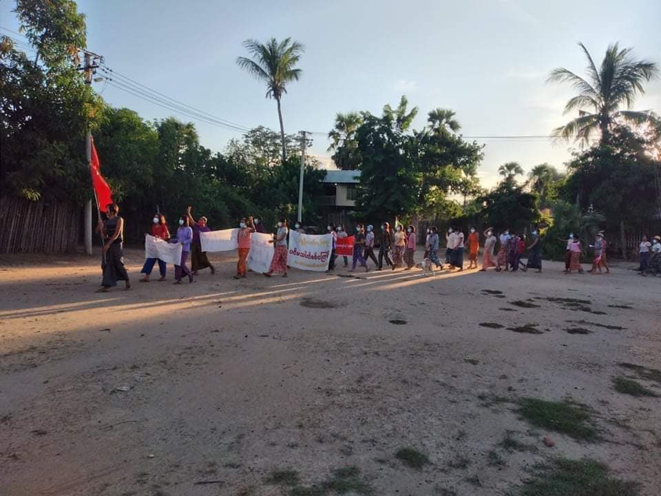 Arn_the_king's tweet photo. At #LetPaDaungTaung area from #Salingyi residents came out with massive force and protested for the eradication of the Military dictatorship. at this evening. 

#RecognizeNUG
#Sep12Coup #WhatsHappeningInMyanmar https://t.co/V6glPUWHOW