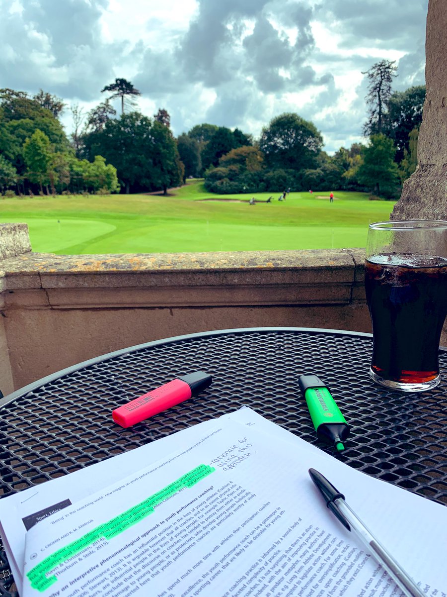 CoachSheliUW's tweet image. Certainly worse places to study on a Sunday afternoon 🤓📝⛳️#phd #phdlife #phdstudy #sunday #study #reading #outdoors #view #golfcourse