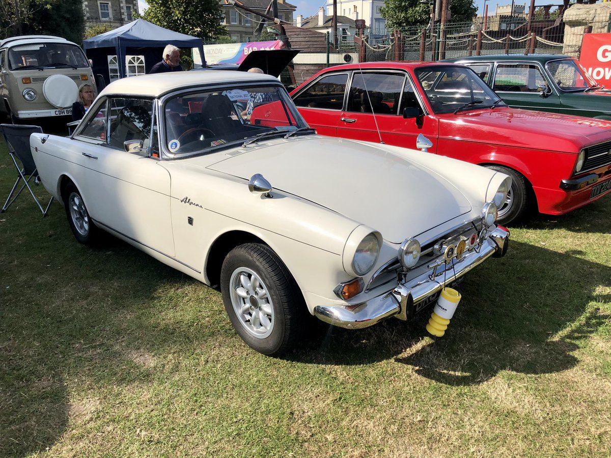 CllrMikeBeston's tweet image. Enjoying the 2021 Isle of Wight Classic Car Extravaganza at Ryde today. 😄👌@RydeAbide @WillMyles @VisitIOW @SHAA_IOW @SnowdonHouse #rootesgroup