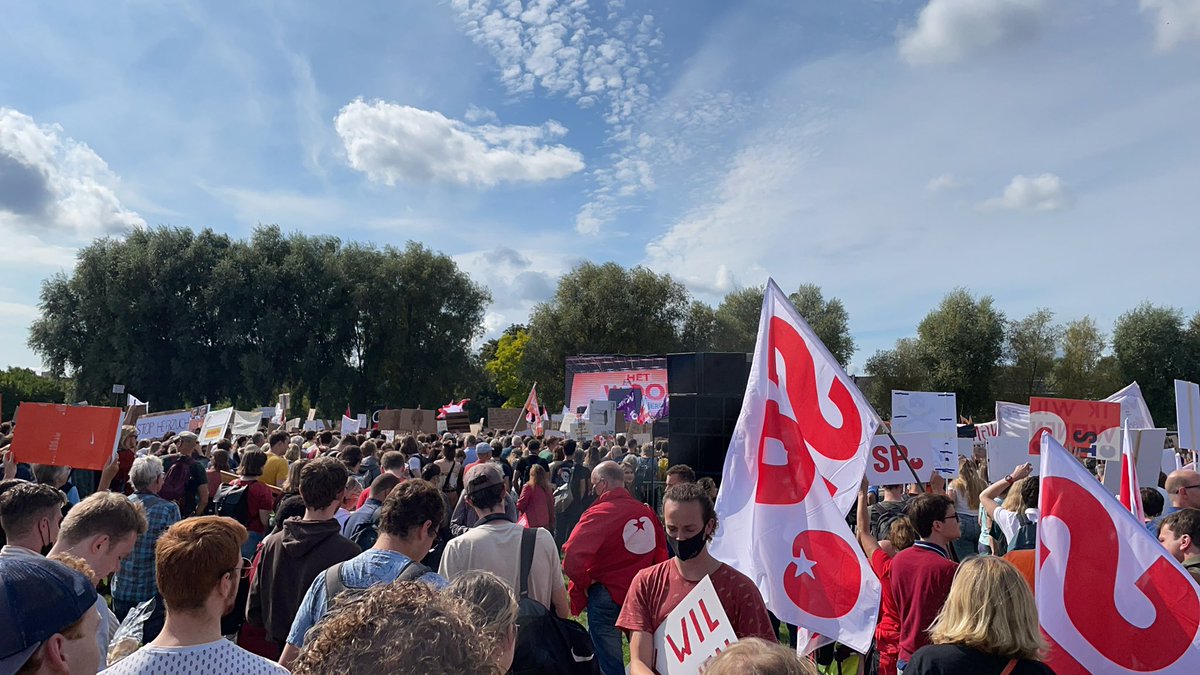 ‘Mensen boven markt!’ en ‘Fuck de woningmarkt, wonen is een recht!’ #WoonProtest