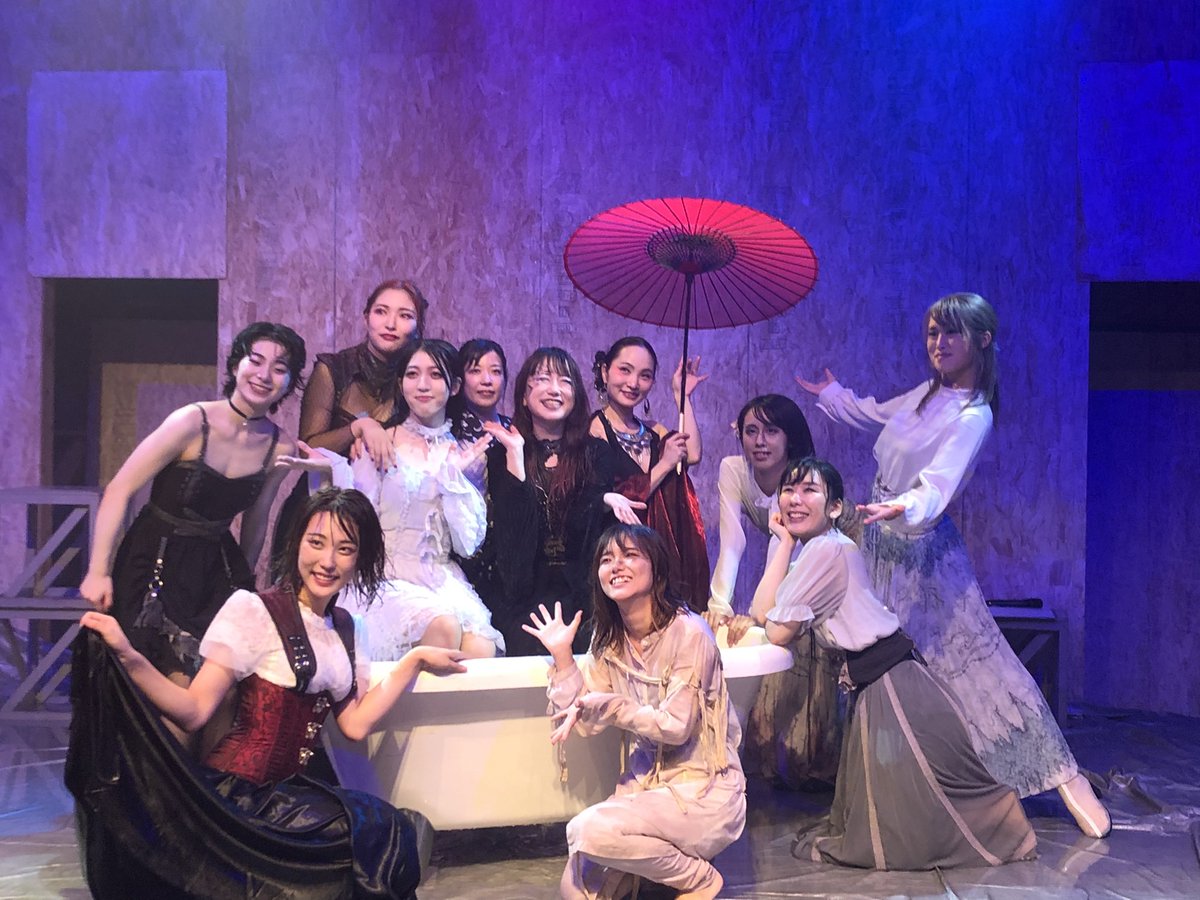 momijinamiki's tweet photo. 水浴舞台、皆様お疲れ様でした〜！

両日とも観劇&amp;お手伝いさせて頂きました。
いや〜美しかった。
照明に照らされる演者様が、水飛沫が、とてつもなくキレイなんですよ。

来年は浴槽の水で血糊作らして下さい(絶対ダメ) https://t.co/CVE91OYI8G