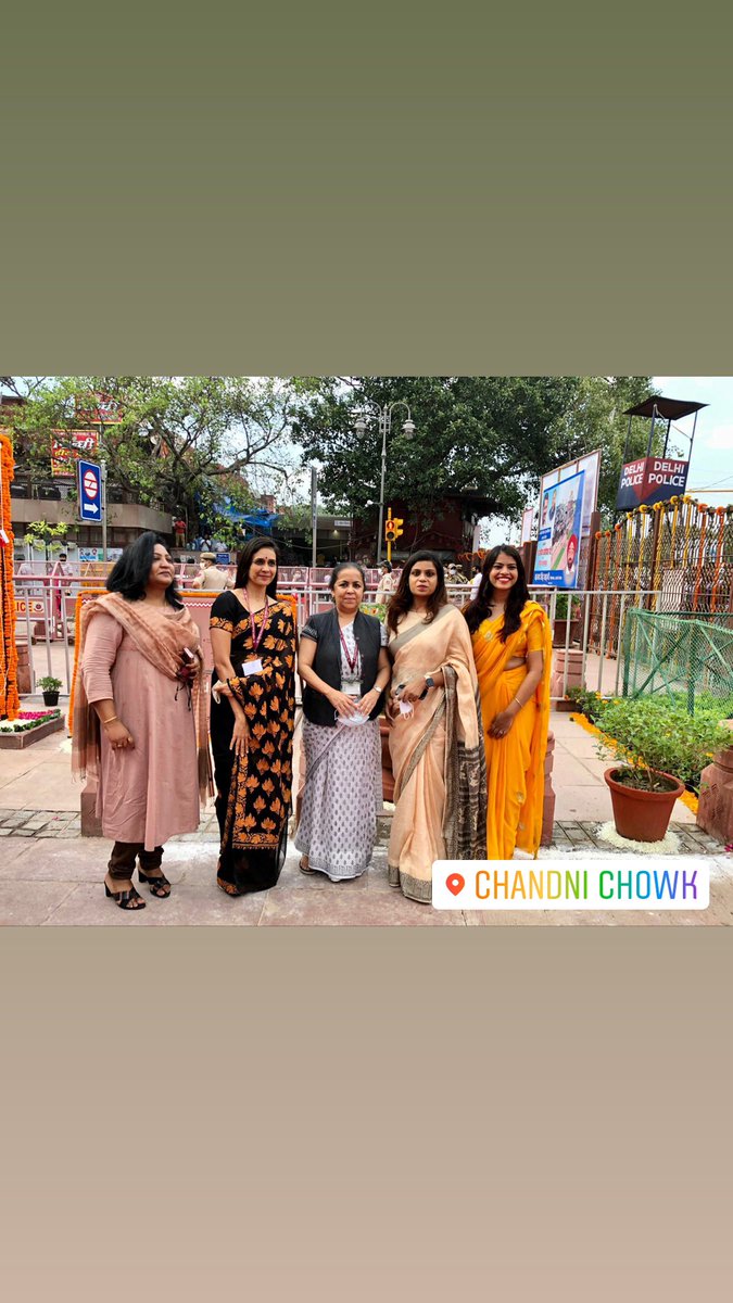 Shashanka_IAS's tweet photo. #Chandnichowk is now pedestrianised! Hanging wires gone and rickshaws refurbished 🙌 Led by 5 Women IAS officers ! 💪 https://t.co/SH7ldvMsAo