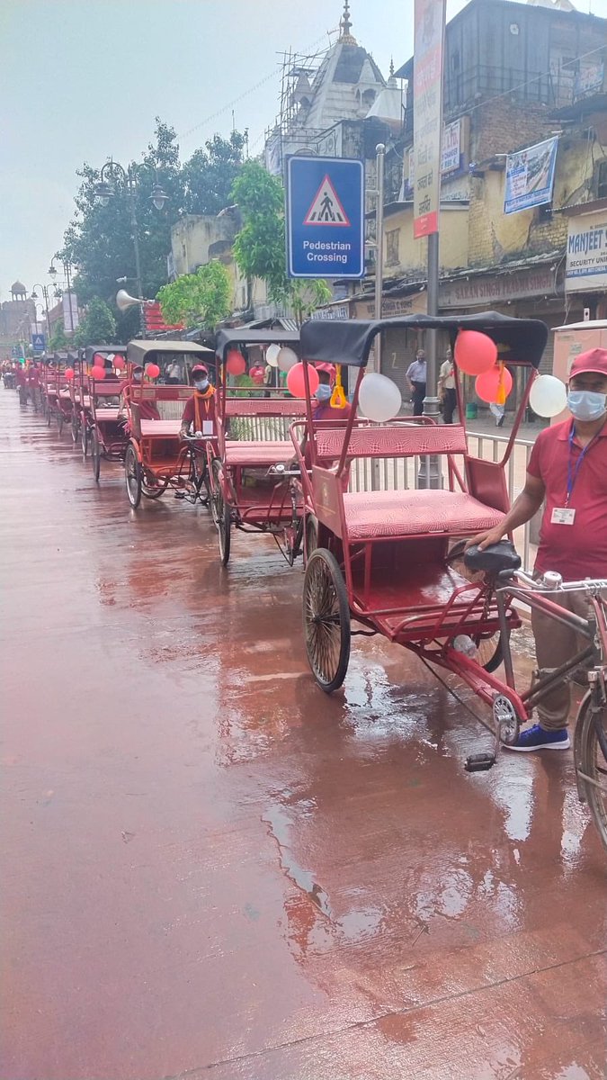 Shashanka_IAS's tweet photo. #Chandnichowk is now pedestrianised! Hanging wires gone and rickshaws refurbished 🙌 Led by 5 Women IAS officers ! 💪 https://t.co/SH7ldvMsAo