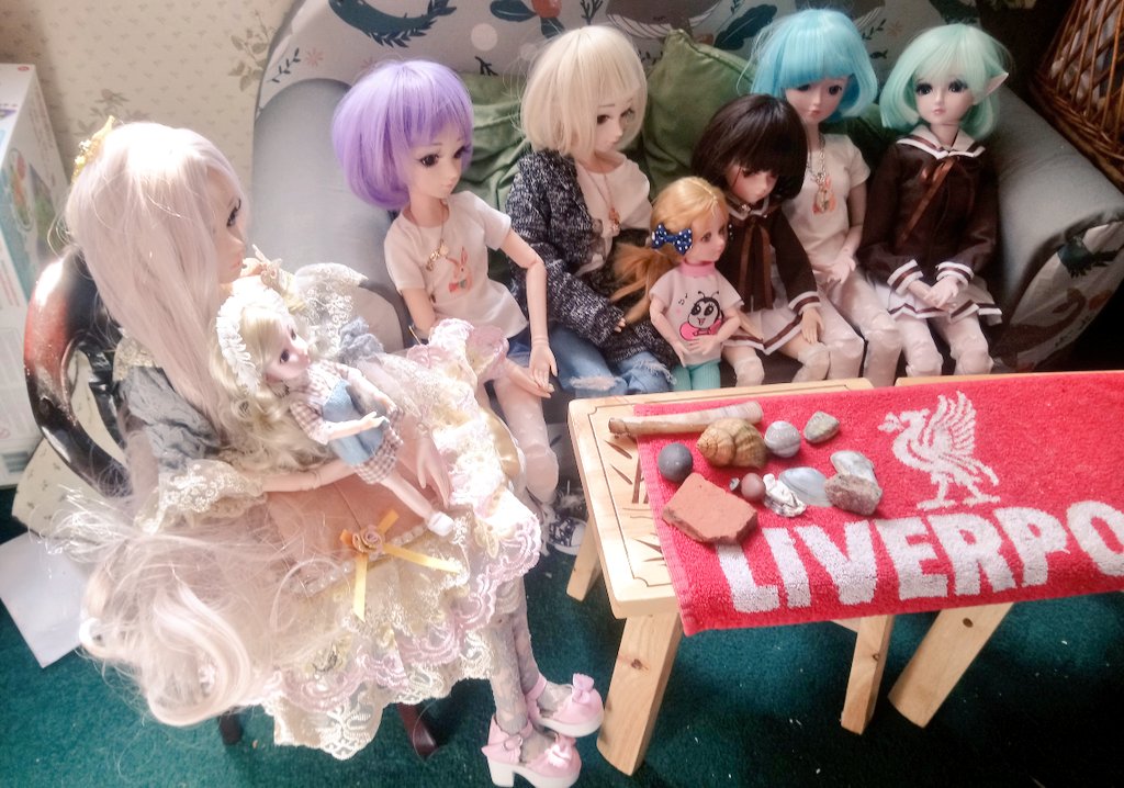 mcsurfie_girls1's tweet image. After the Bacon 🥓 Sandwiches 🥪, Eleanor shows the girls the shells 🐚 pebbles and a piece of Roman tile she found at #reculvertowers. Little Mouse thinks this pebble is a dinosaur 🦕 tooth because it is pointed.