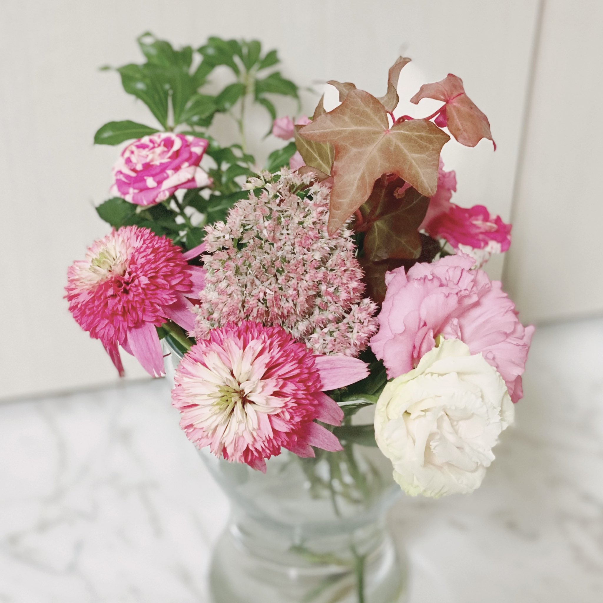 Aki サウナ初心者 Hitohana さんのフラワーブーケ ピンク は優しさ 幸福感 恋愛 美容 そんな効果やイメージのシンボルカラー 女性ホルモン活性化のためにも 常に目の届くところに W お花のある暮らし お花の定期便 お花のある生活