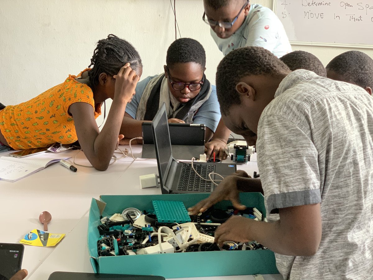 midtowntechhub's tweet image. The Robotics class in the house. Brainstorming and building the Blast robot after a successful lecture. The project was just a rush for all of us. #STEMKids #STEMeducation #Roboticsclass #Robots #midtowntechhub #Vacationprogramme #Benincity