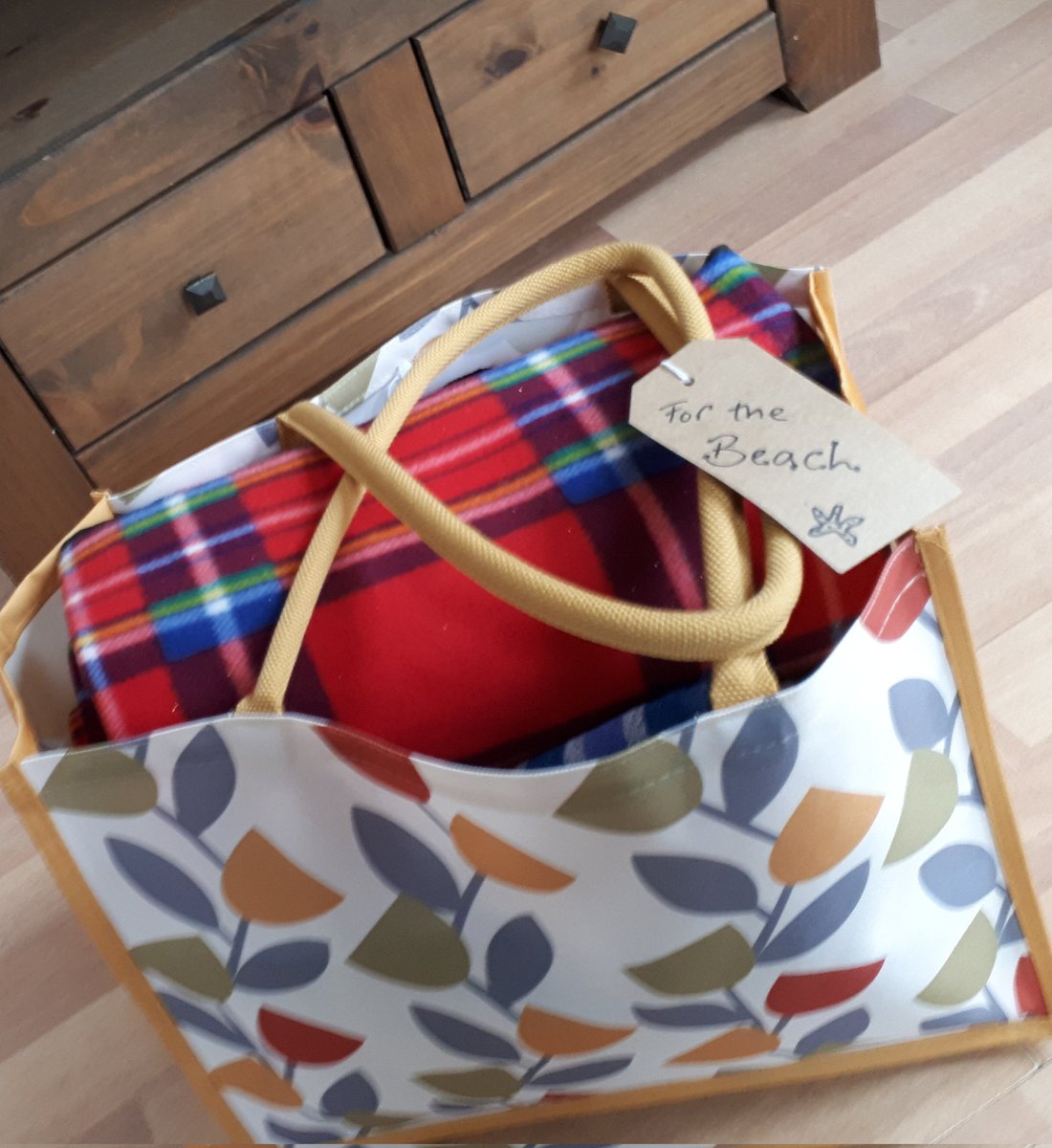 suehaywardmedia's tweet photo. Found this from our lovely #Airbnb hosts. Packed with towels, blankets & two wine glasses too! What's the best suprise you've had staying Airbnb? #beach #suprise #perfecthosts https://t.co/0pg0yrSzax