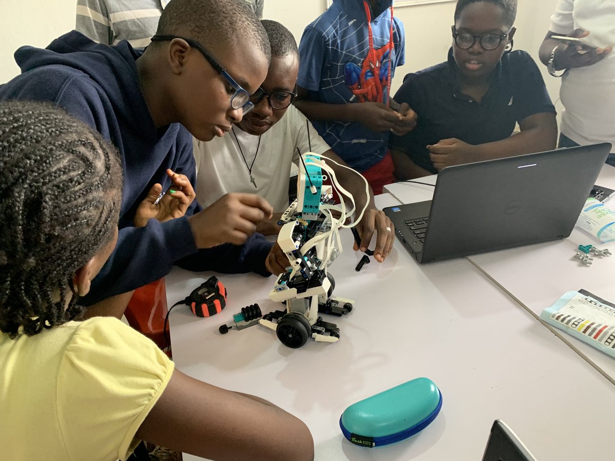 midtowntechhub's tweet image. The Robotics class in the house. Brainstorming and building the Blast robot after a successful lecture. The project was just a rush for all of us. #STEMKids #STEMeducation #Roboticsclass #Robots #midtowntechhub #Vacationprogramme #Benincity
