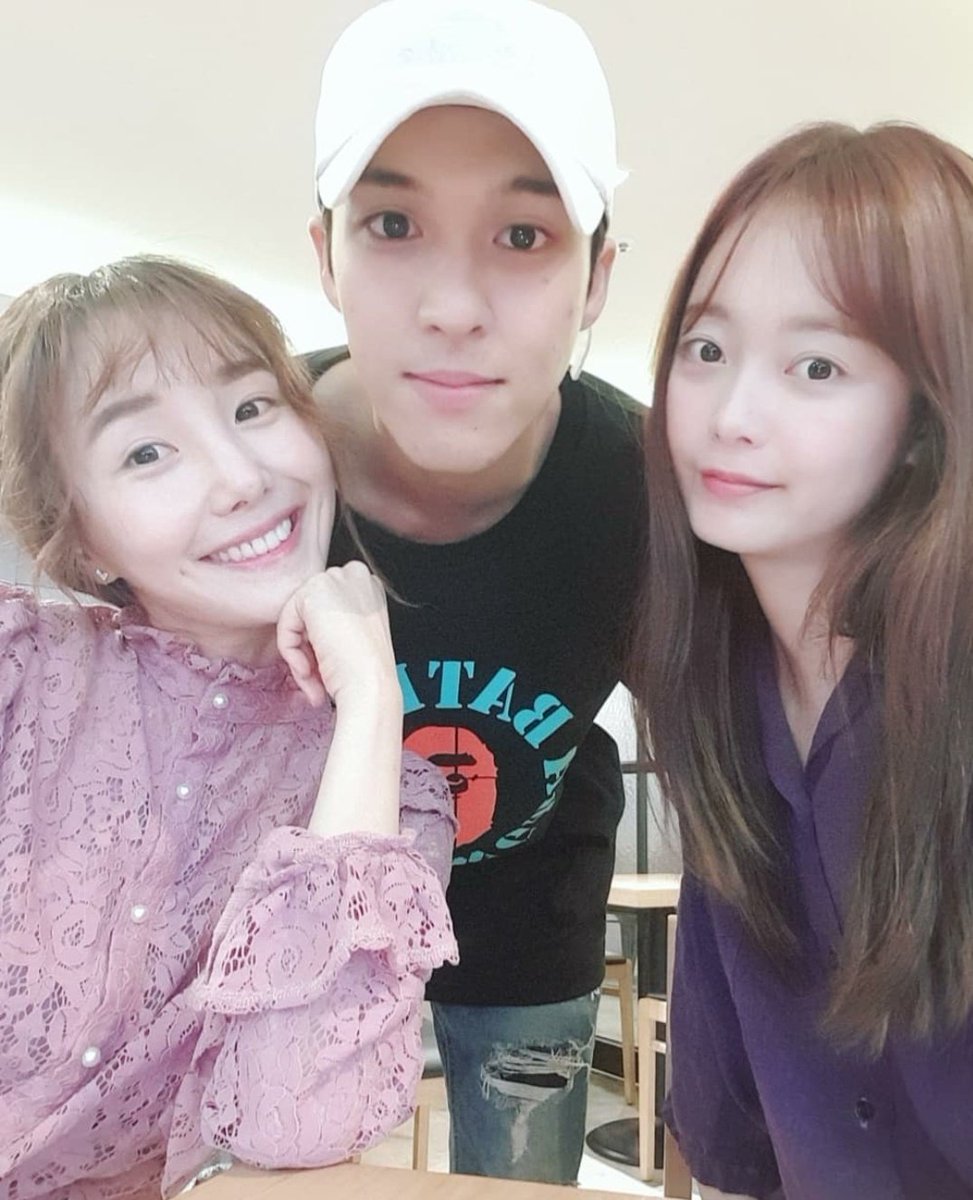 yongsan_guri's tweet photo. Not me quietly hoping that Baek Seungheon and Lim Doyoon might also join #ShowWindow so that will be whole reunion for #SomethingAbout1Percent + #SoIMarriedAnAntifan
I miss this trio besties squad together❤️
#jeonsomin #baekseungheon #limdoyoon https://t.co/iYlo9Zpc3w