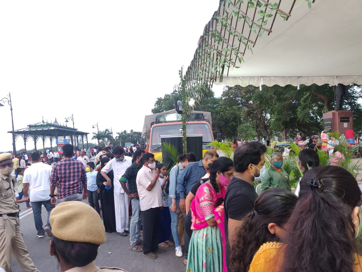 arvindkumar_ias's tweet photo. #TankBund
Sunday- Funday 

1. Ceremonial pipe band of Indian army about to start its performance 
Festivities at its best 
Free distribution of saplings by @HMDA_Gov is a big hit 

Don’t miss .. it’s on until 10  pm https://t.co/6cw6g7LlM4