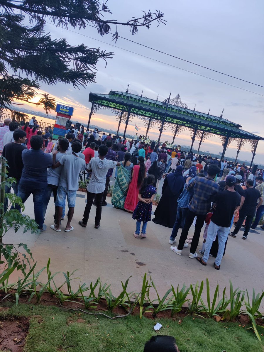 arvindkumar_ias's tweet photo. #TankBund
Sunday- Funday 

1. Ceremonial pipe band of Indian army about to start its performance 
Festivities at its best 
Free distribution of saplings by @HMDA_Gov is a big hit 

Don’t miss .. it’s on until 10  pm https://t.co/6cw6g7LlM4