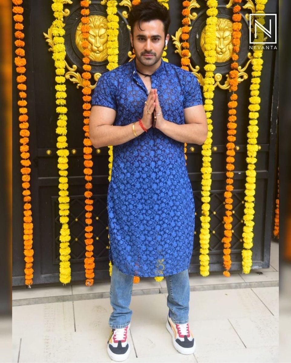 pearlvpurifc_TH's tweet photo. Our handsome hunk Pearl celebrate Ganesh Chaturthi festival at Ekta's house... 🥰💖 @pearlvpuri
หล่อมากมายย ย.
.
.
#PearlVPuri #GaneshChaturthi2021
#Celebration #brahmarakshas2 #naagin3 #Naagarjun #BepanahPyarr #BadtameezDil #merisaasumaa #peerhmeri #pearlvpurifcthailand #pvp https://t.co/8V1YuDMWZA