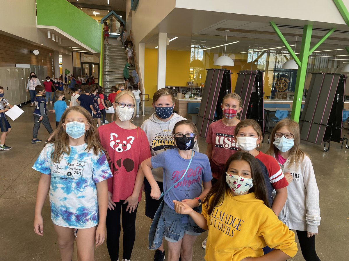 HoldenRavida's tweet photo. These 5th graders are truly inspirational. They continue to take time out of their day to help our youngest learners at lunch. Thank you for your kindness, compassion, and willingness to make a difference! #TallmadgeElementary #5thGradeRoleModels https://t.co/uxS2opX37X
