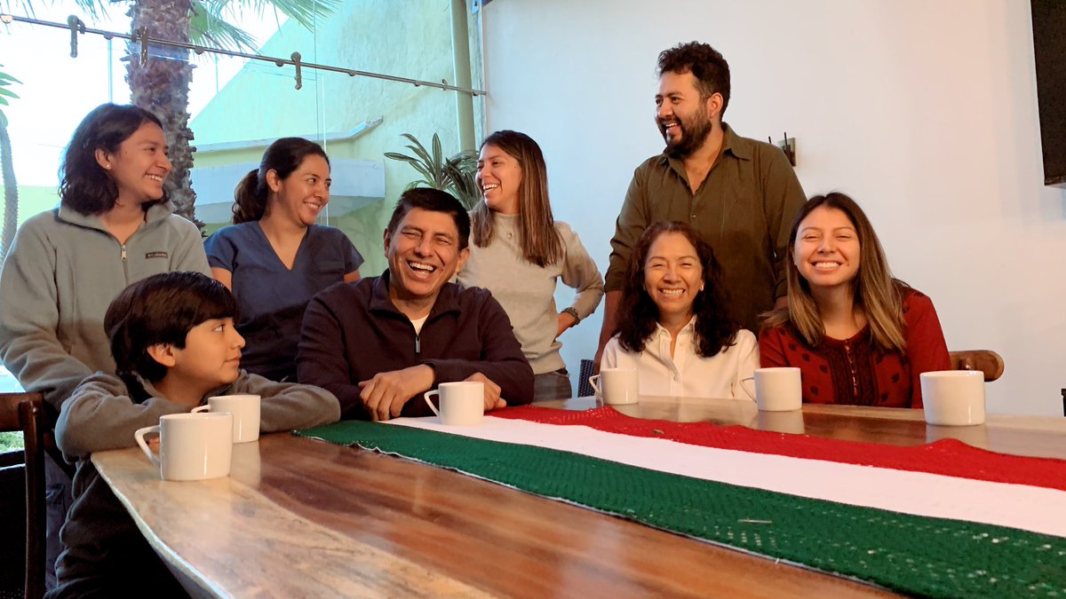 Gracias al creador y al profesionalismo de todo el personal de salud que me atendió, desde hace algunos días estoy en mi casa, recuperándome muy bien, rodeado del amor de mi familia. Muchísimas gracias por tantos mensajes llenos de apoyo y afecto.