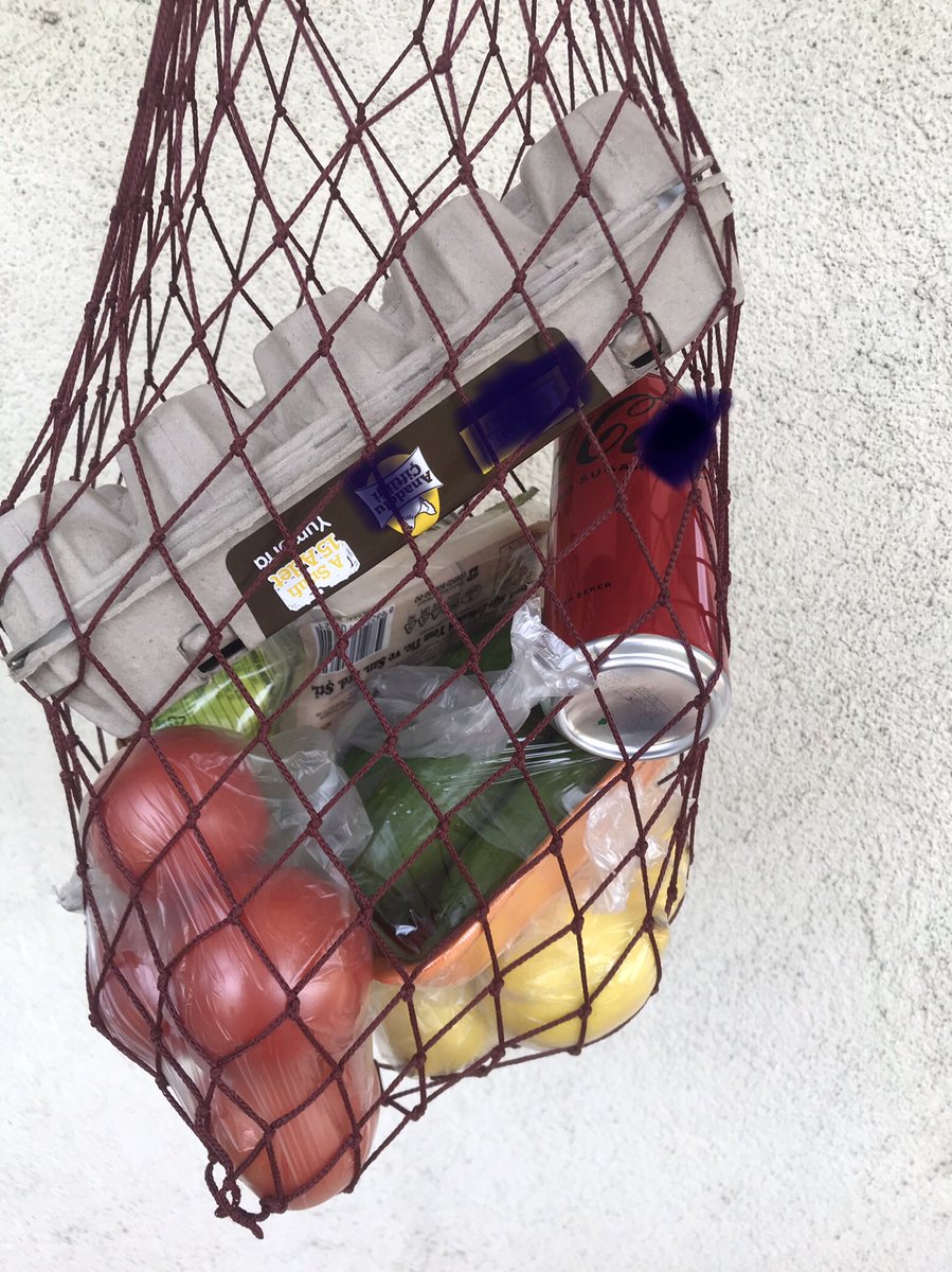 ALLAH BELANIZI VERSİN!..

Domates (460 g.), salatalık (510 g.), peynir, yumurta, limon, Cola, kuruyemiş’ten ibaret bir fileye 111 TL. para verdim.

Teşvikiye, Küçük Bebek şarküterisi değil. Mahalle arası kıytırık zincir markette.

Yapımda emeği geçenler…
ALLAH BELANIZI VERSİN!