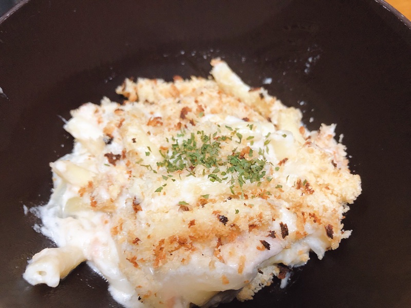 これはホットクックで作ったジョーさん。のワンパンごっそりグラタン。パン粉炒めるの面倒くさかったからオーブントースターで焼いて振りかけた（のでちょっとコゲてる）。めちゃめちゃ楽で美味しかったからまた作るー。