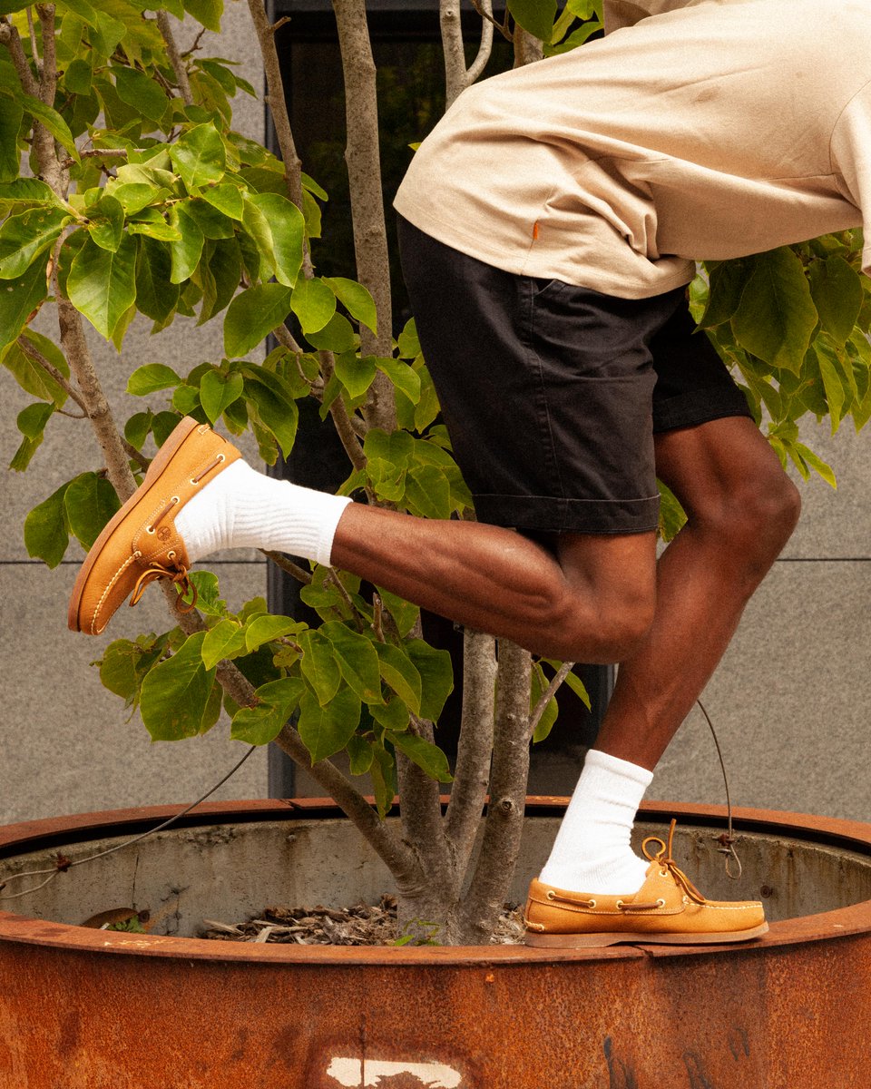 Timberland_EU's tweet photo. Shop here: https://t.co/6NDX0kqKgF
These are what we call happy feet. And they belong to dancer and traceur @malide7, whose moves are as iconic as the classic boat shoes he’s sporting. https://t.co/2SQ05Td04N