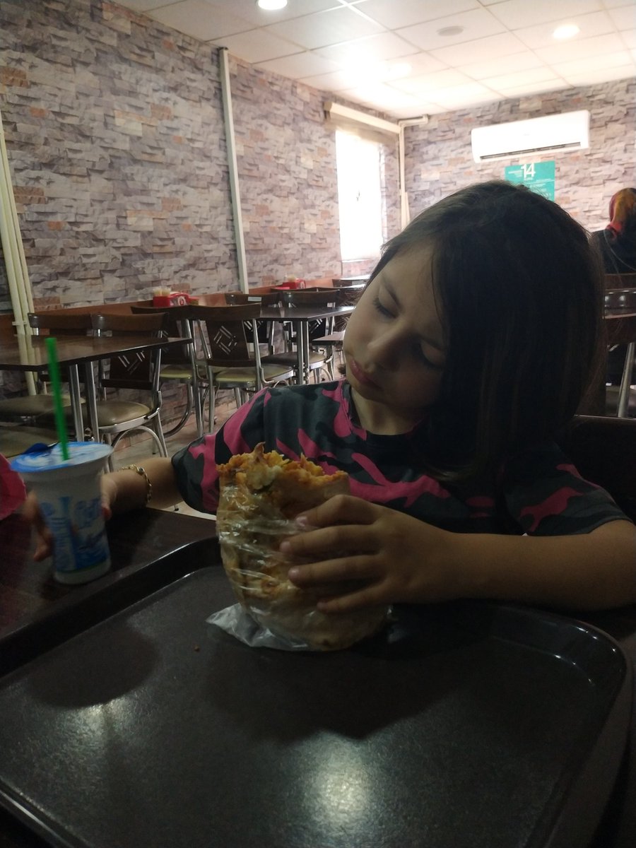 Kardeşimi öğrenciliğe tavuk döner ile birlikte hazırlıyoruz. 2021-2022 eğitim öğretim yılı hayırlı olsun!