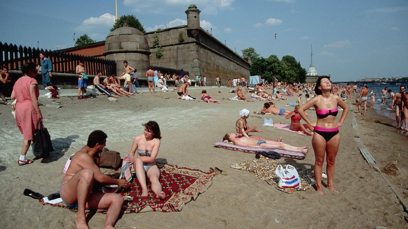 Загорают в Петербурге