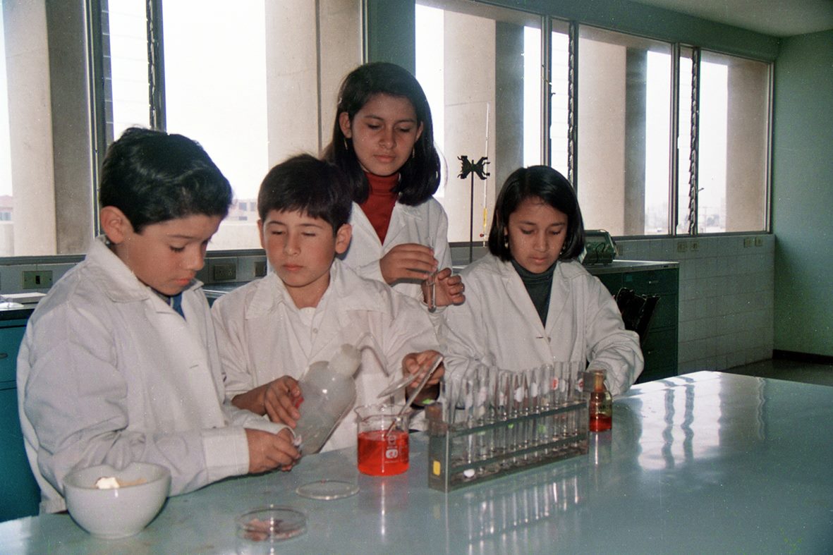 Una semilla por la ciencia y la paz.
El 12 de septiembre 1992 empezó una tarea esperanzadora: incentivar el amor por la ciencia en la mente pura de los niños.
La educación y la ciencia son las mejores armas contra el fanatismos y los extremismos violentistas.