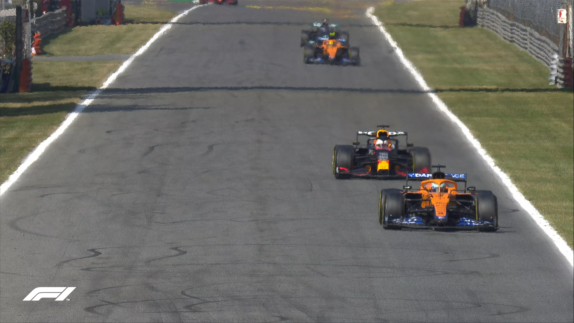 Daniel Ricciardo prowadzący w wyścigu