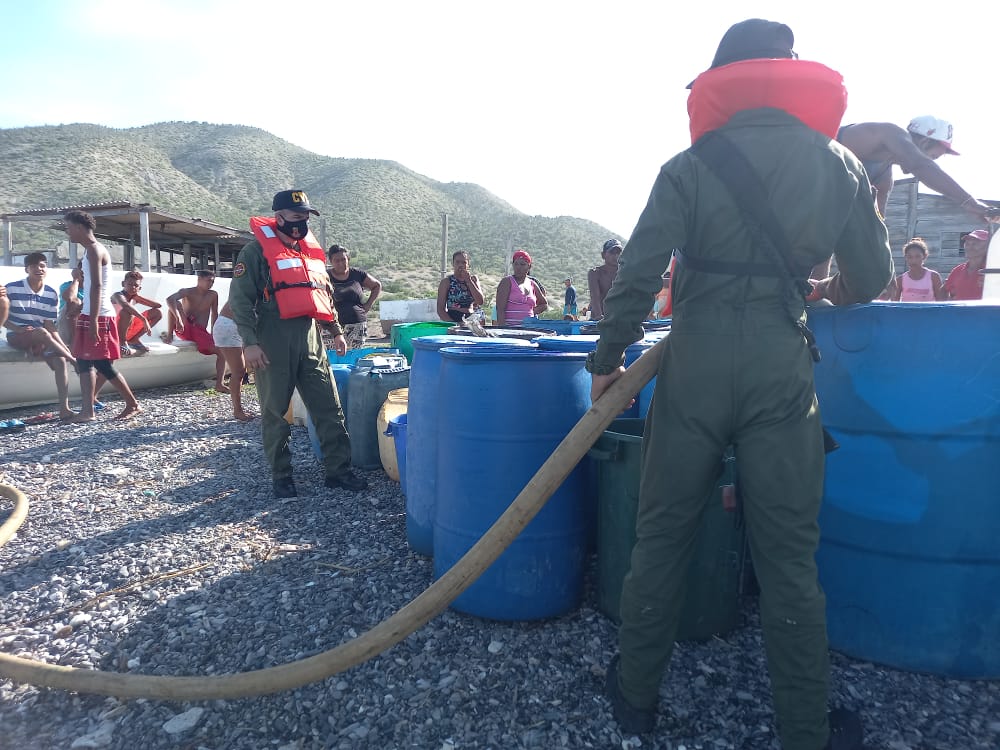 En una enorme labor social la #GNBCVC llevo el surtido de veinte mil (20.000) litros de agua potable en la aldea de pescadores de isla ' la borracha' beneficiando un total de cuatro ciento sesenta (460) familia 

#GNBCVCAnzoategui54
#GNByPueblounidos
¿COMANDANTEDVC
¿GNBCmdtGral