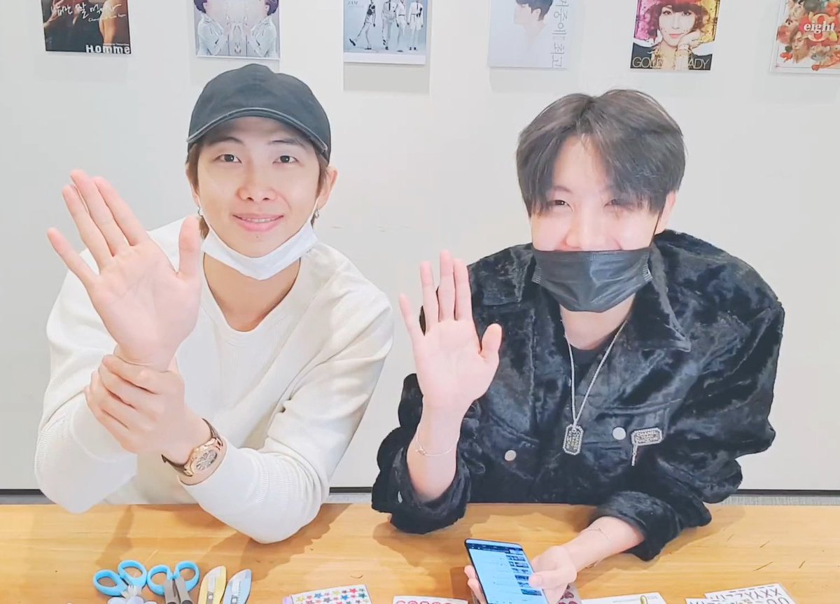 thejhopebeat's tweet photo. when hobi and joon went live to decorate their army bombs. <333 https://t.co/pKKBoQnbhG