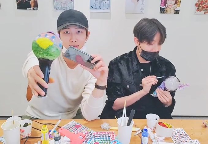thejhopebeat's tweet photo. when hobi and joon went live to decorate their army bombs. <333 https://t.co/pKKBoQnbhG