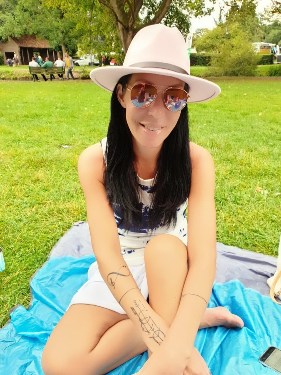 Sunday picnic at Hertford Castle with this gorgeous lady <a href="/SaijaMahon/">Saija Mahon</a>. Bit cloudy, but we have music and wine, so we're good! 😁