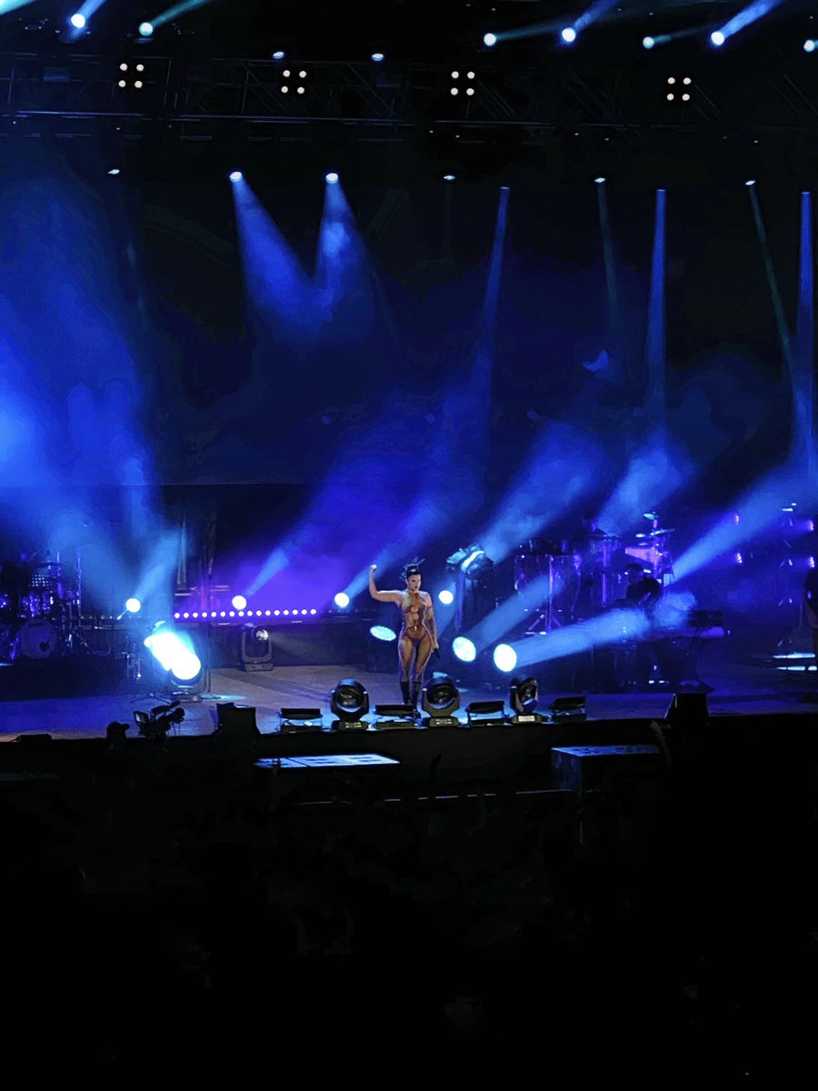 💁🏻‍♀️ ¡Empoderada y enérgica! Así es <a href="/NathyPeluso/">Nathy Peluso</a>, que ayer conquistó #Santander ejerciendo de 'mafiosa' del buen ritmo. Un show vibrante que atrapó a toda #LaPlaza. ¡Quería que gozáramos y vaya si lo consiguió! 🙌🏻