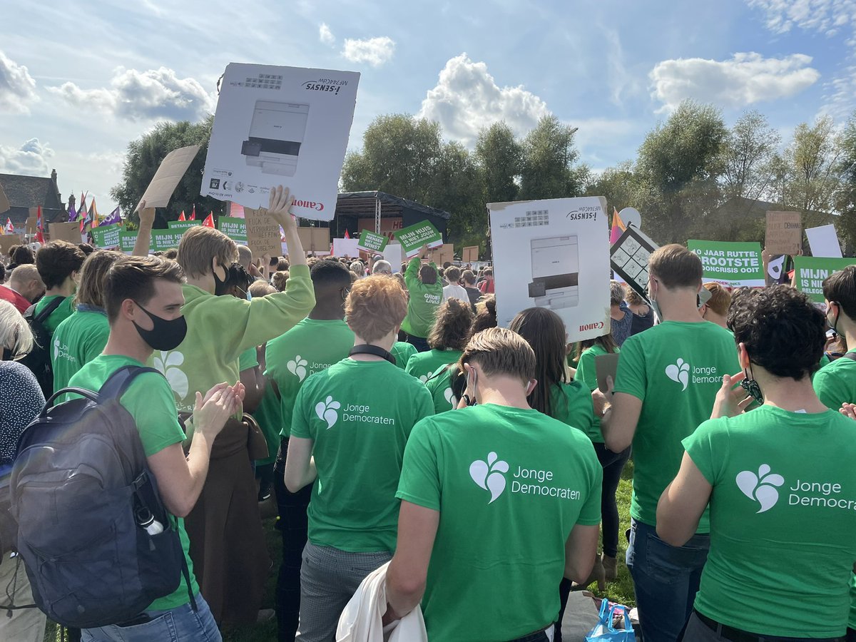 Veel mensen laten zich vandaag horen tegen de wooncrisis.

D66 wil:
✅ Komende jaren een miljoen nieuwe woningen bouwen 
✅ De verhuurderheffing investeren in betaalbare huurwoningen 
✅ Malafide verhuurders aanpakken en  starters beschermen tegen beleggers #WoonProtest