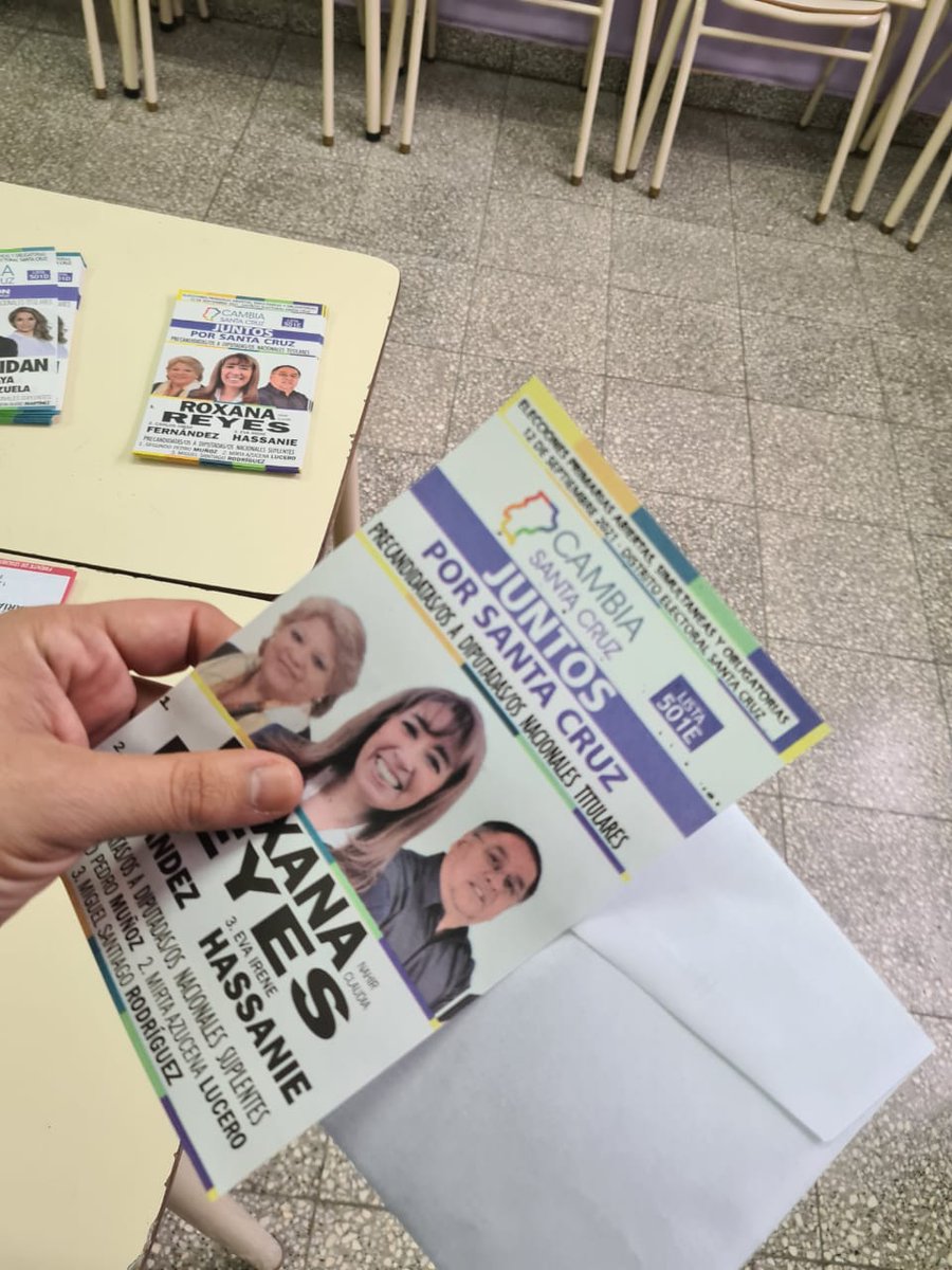 danieladcba's tweet photo. #DarElPaso Hoy vota a Roxana Reyes #cambiasantacruz https://t.co/A6O2E1fVuW