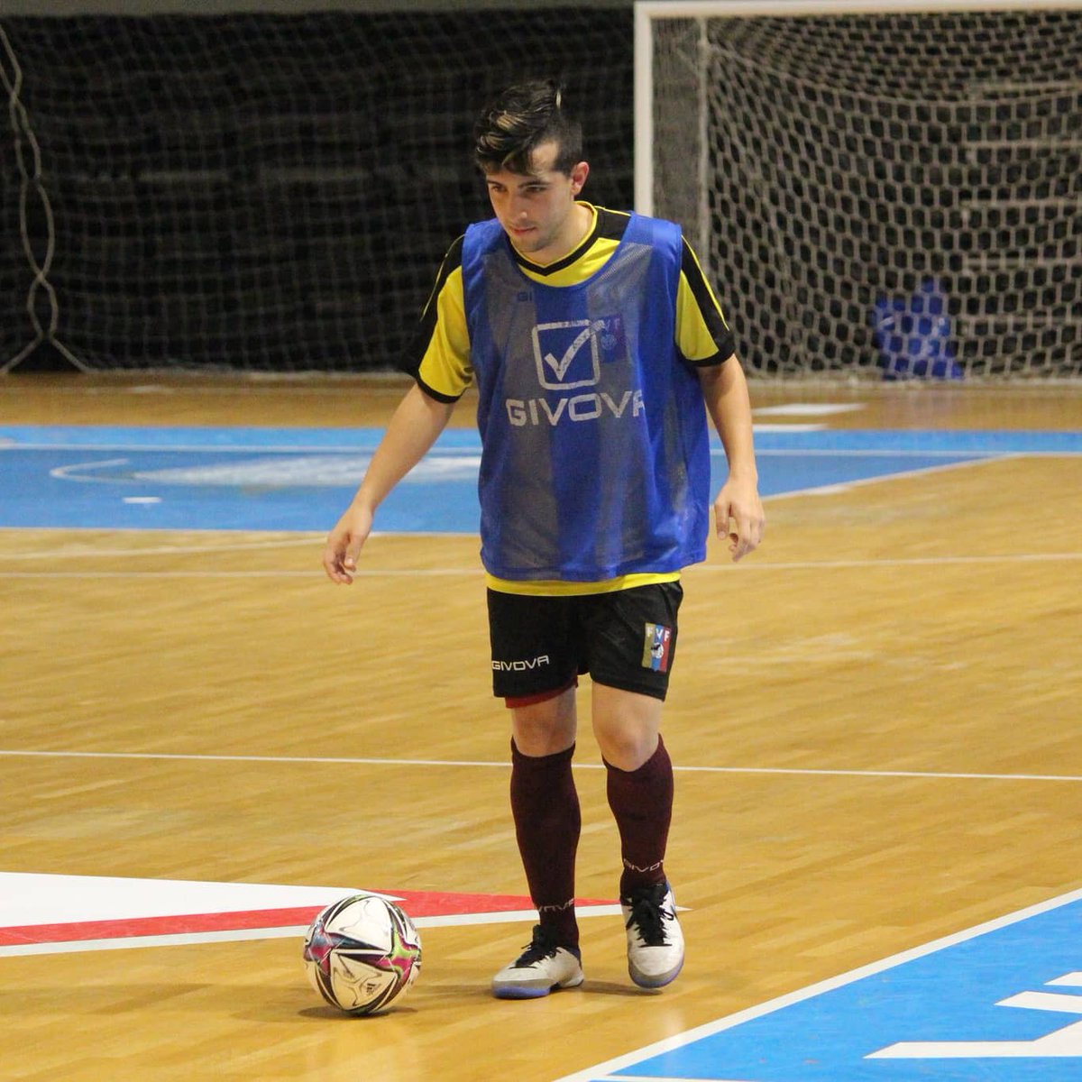 mindeporte_ve's tweet photo. Último entrenamiento de nuestra selección vinotinto de Futsal ⚽🇻🇪 previo al debut mundialista ⚽⚽
@mervinmaldonado @nicolasmaduro @vtv_canal8 @deportes_vtt @globovision @liderendeportes @meridianoonline
#futsal #futbol #mppjd #vinotinto #pasionvinotinto #YoSoyVenezuela https://t.co/CUa1TqZOfh