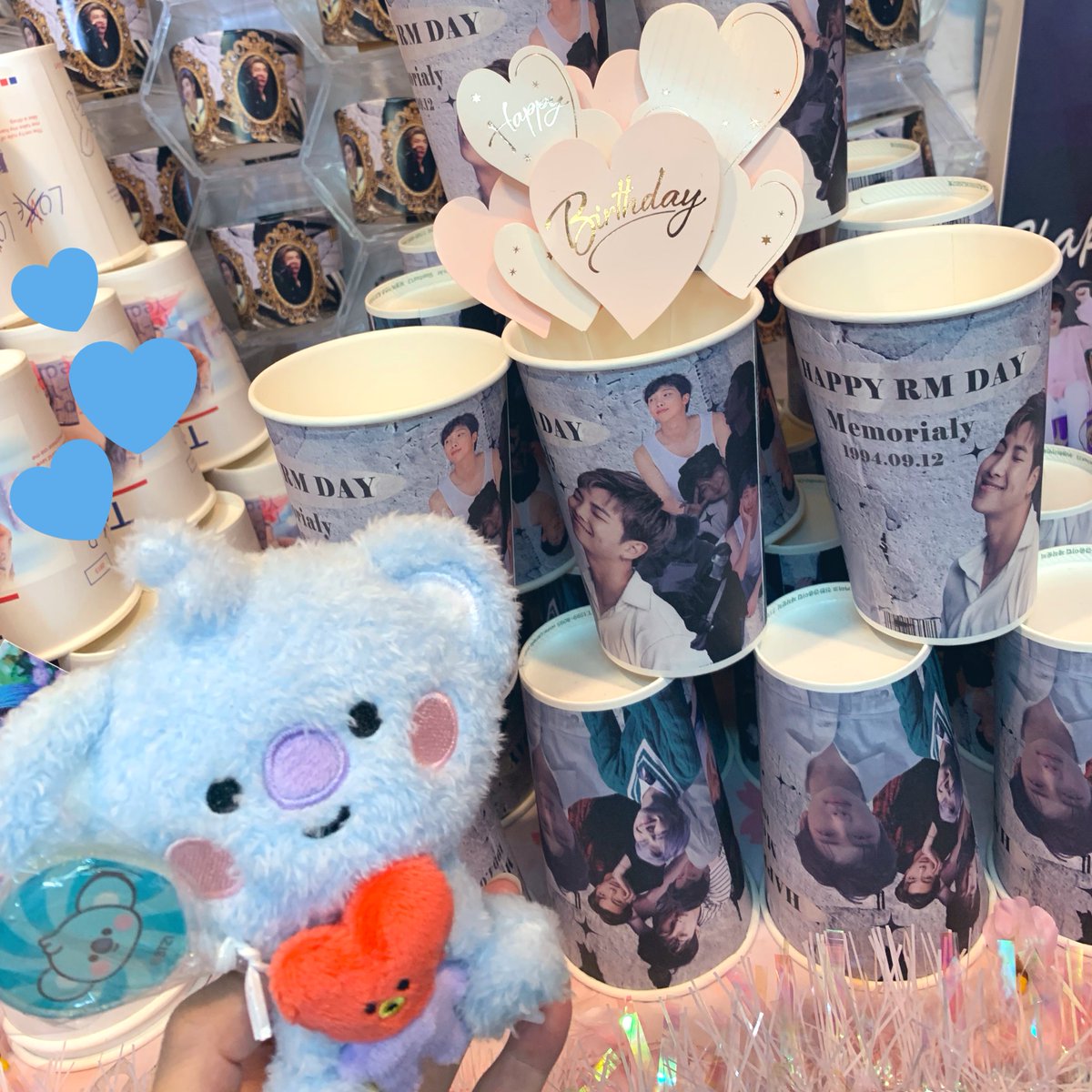 Happy Birthday Namjoon🐨🎂
ちびたち連れて우리リーダーのセンイル巡りしてきたよ💙
カプホ✨
<a href="/Kpop_Rainbow7/">🌈Rainbow7 Cafe Event</a> 様
<a href="/9wol_cafe/">9wol CAFE</a> 様
グリップトック✨
<a href="/monsterpinky_/">몬스터 핀키 🐨Monster Pinky</a>  님
@ate010101 様
全部かっこいいナムさん💙
イベント開催ありがとうございました🥰
#HAPPYRMDAY 
#HappyNamjoonDay