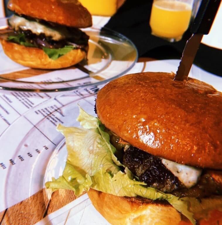 Rodrigo_aer's tweet photo. Jรก conhece o @quintal.food?!
Ficamos na 108 Sul Alameda 2
Especialistas em HAMBรRGUER DE COSTELA๐จ
- Aรงaรญ
- Tapioca recheada
- Cerveja gelada
#VEMPROQUINTAL https://t.co/0hbhL9jXEA