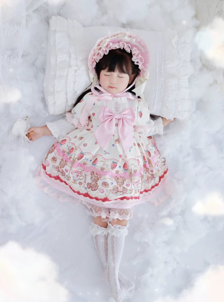net_eden's tweet image. 🐻秋冬向けのキッズロリィタ🧸
予約は9/26まで、11月下旬以降の出荷予定 💠

#StarWish さん　＃BearsAfternoontea シリーズ　
ワンピース
ineden.net/products/detai…
ボンネット
ineden.net/products/detai…
ヘアクリップセット
ineden.net/products/detai…

とてもかわいいです💕
＃熊柄　＃甘ロリ