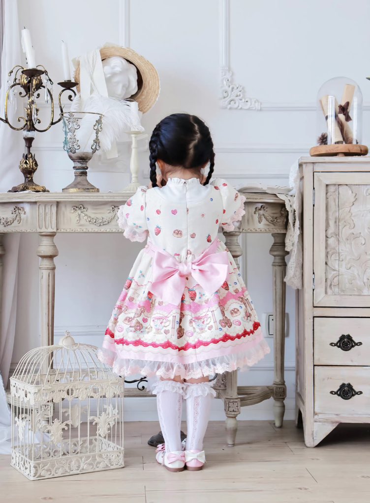 net_eden's tweet image. 🐻秋冬向けのキッズロリィタ🧸
予約は9/26まで、11月下旬以降の出荷予定 💠

#StarWish さん　＃BearsAfternoontea シリーズ　
ワンピース
ineden.net/products/detai…
ボンネット
ineden.net/products/detai…
ヘアクリップセット
ineden.net/products/detai…

とてもかわいいです💕
＃熊柄　＃甘ロリ
