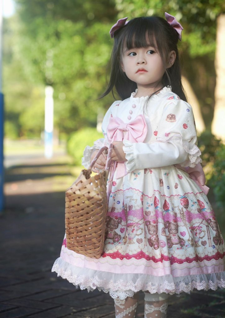 net_eden's tweet image. 🐻秋冬向けのキッズロリィタ🧸
予約は9/26まで、11月下旬以降の出荷予定 💠

#StarWish さん　＃BearsAfternoontea シリーズ　
ワンピース
ineden.net/products/detai…
ボンネット
ineden.net/products/detai…
ヘアクリップセット
ineden.net/products/detai…

とてもかわいいです💕
＃熊柄　＃甘ロリ