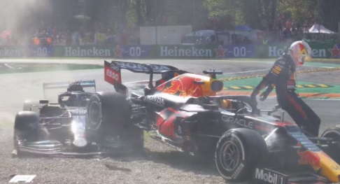 opapierre's tweet photo. #verstappen denkt dat hij ruimte krijgt van iedereen, maar snapt nog steeds niet dat je dat moet nemen of remmen 😎
En dus eindigt hij zoals zijn vader ook zo vaak deed, in de #grindbak bovenop #Hamilton 
#GPItalia #gpmonza #monzagp #f1 https://t.co/FvRrvASqmA