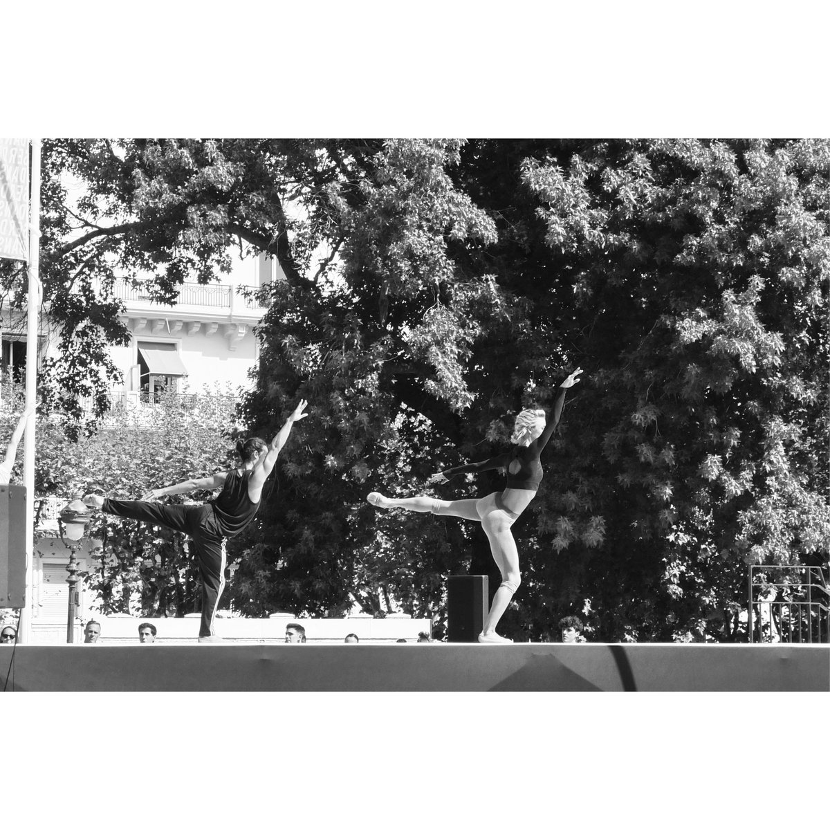 HepburnNath's tweet photo. C’est parti pour la 31 e édition du festival Le Temps d’Aimer la Danse @Ville2Biarritz avec le @MalandainBallet. Répétitions publiques et gigabarre sous le soleil biarrot ☀️ https://t.co/LagLxQOCfp