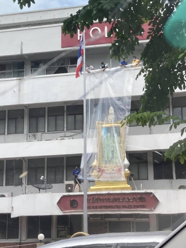 รีบช่วยเหลือซุ้ม รีบปกป้องรูปภาพที่ไม่มีชีวิต แต่หันปืนยิงประชาชนที่มีลมหายใจ มันเคยเกิดคำถามบ้างมั้ยว่าหน้าที่จริงๆของตัวเองคืออะไร ทุเรศ
#ม็อบ12กันยา #คฝเป็นฆาตกร